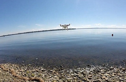 城會玩！加拿大男子成功用無人機釣到魚