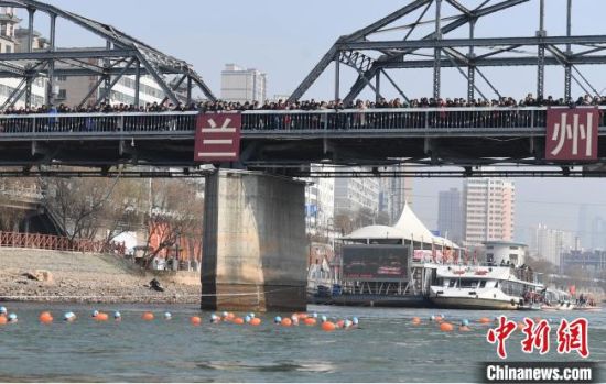 圖為活動現(xiàn)場冬泳愛好者表演“漂游”。　楊艷敏 攝