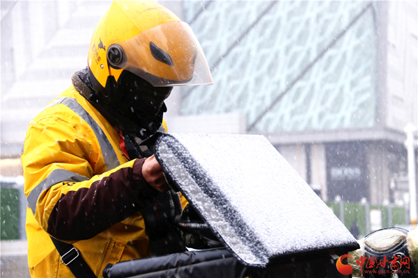 2020年第一場雪巧遇“小寒” 蘭州人請(qǐng)收下！（組圖）