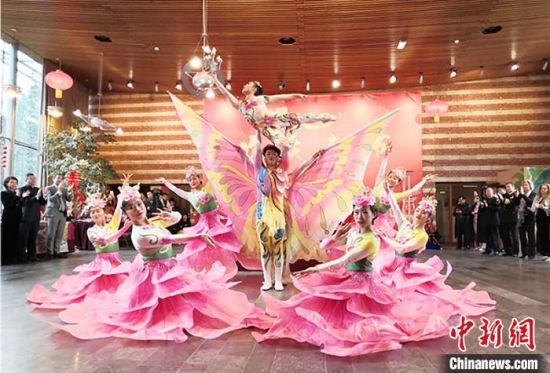 圖為雜技演員通過(guò)精湛的技藝贏得了滿堂喝彩?！「拭C省文化和旅游廳網(wǎng)站 攝