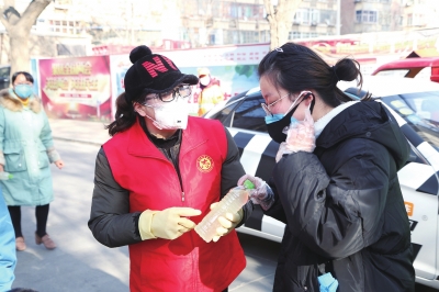 用點(diǎn)滴善舉筑就強(qiáng)大正能量 蘭州市各級(jí)道德模范、蘭州好人齊心援助抗擊疫情一線