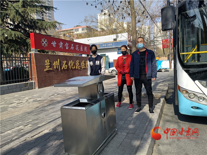 蘭州：乘客突發(fā)疾病暈倒 公交車(chē)秒變“救護(hù)車(chē)”