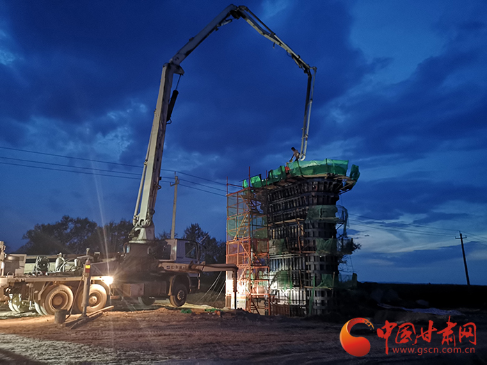 中蘭客專Ⅰ標項目首跨箱梁架設(shè)成功