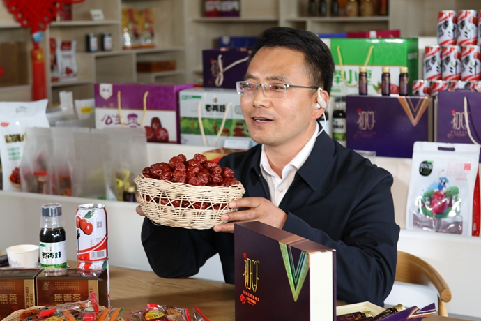 “縣長直播天團”唱響“甘貨春之聲”，售出近30種甘貨1萬余件 開進直播間的網(wǎng)絡扶貧博覽會，受百萬網(wǎng)友點贊 