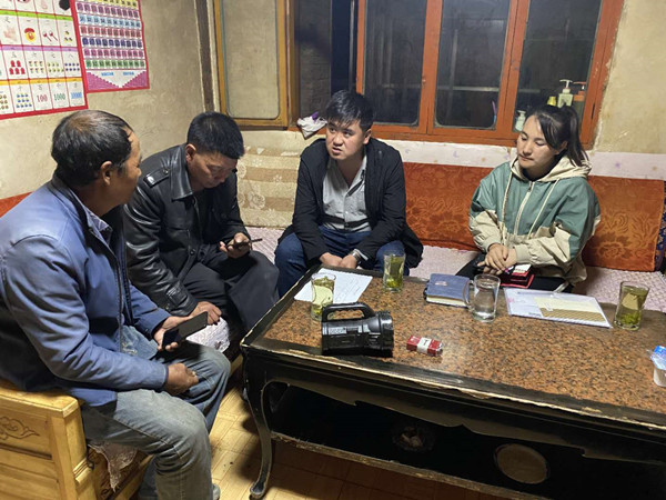 圖為木耳鎮(zhèn)紀檢干事盧建民（左三）連夜在多壩村多壩組奚連德家中了解受災(zāi)情況，排查安全隱患，并宣傳發(fā)生次生災(zāi)害的相關(guān)知識。_副本.jpg