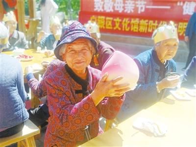 母親節(jié)，白銀“花村”擺了一場(chǎng)“敬老宴”