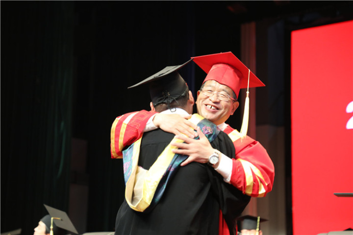 17分鐘14次掌聲！隴東學院院長辛剛國這樣深情寄語畢業(yè)生