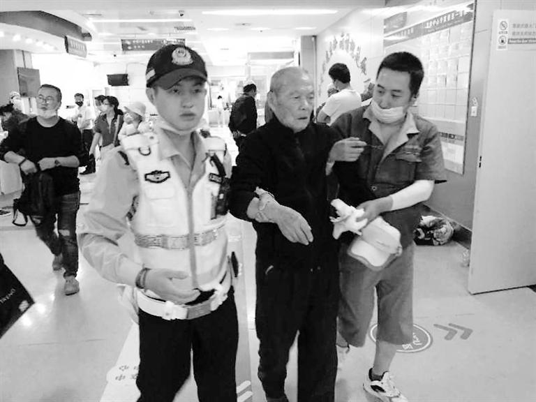 蘭州街頭最美的一次逆行！耄耋老人摔倒街頭 交警的哥合力救助3分鐘