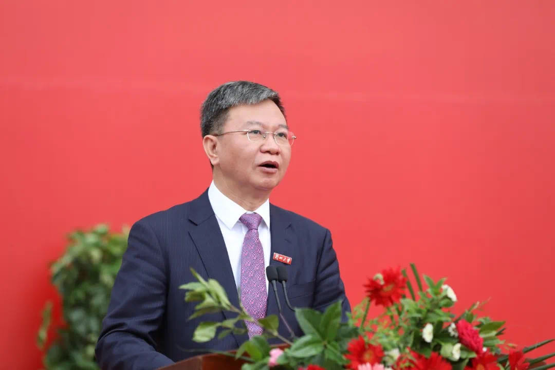 蘭州大學(xué)校長嚴(yán)純?nèi)A寄語2020屆本科畢業(yè)生：做敢擔(dān)當(dāng)、能擔(dān)當(dāng)、有擔(dān)當(dāng)?shù)娜?>
        </a><em>蘭州大學(xué)校長嚴(yán)純?nèi)A寄語2020屆本科畢業(yè)生：做敢擔(dān)當(dāng)、能擔(dān)當(dāng)、有擔(dān)當(dāng)?shù)娜?/em></li>
    <li><a  target=