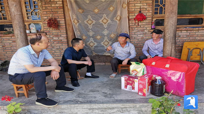 在建黨99周年來臨之際，隴南市禮縣紀(jì)委監(jiān)委在中壩鎮(zhèn)、三峪鄉(xiāng)開展“七一”慰問老黨員、困難黨員活動(dòng)，為他們送去組織的關(guān)懷和節(jié)日的問候。_副本.jpg