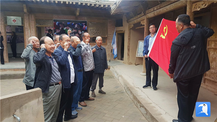 7月1日，臨夏州紀(jì)委監(jiān)委機(jī)關(guān)黨總支組織退休黨支部部分黨員前往東鄉(xiāng)縣布楞溝村史館，開展主題黨日活動(dòng)。_副本.jpg