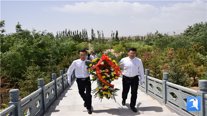 七一”前夕，白銀市紀(jì)委監(jiān)委機(jī)關(guān)黨委組織黨員來到紅軍西路軍景泰烈士陵園開展主題黨日活動(dòng)。 朱鵬拍攝_副本.jpg