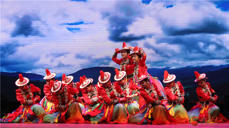 “石榴杯”甘肅省民族團結(jié)進(jìn)步創(chuàng)建“一廊一區(qū)一帶”行動文藝巡演走進(jìn)嘉峪關(guān)市（圖）