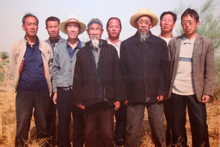 【跟著總書(shū)記看甘肅】三代治沙人向總書(shū)記匯報(bào)：“去年今春我們又壓沙補(bǔ)植3.5萬(wàn)畝”