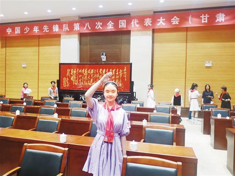 代表蘭州少先隊員參加全國少代會——這個小姑娘，攢勁！