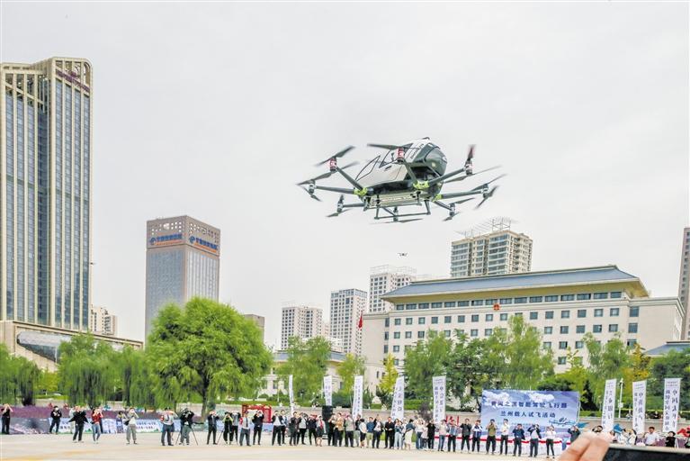 超酷、超刺激！智能駕駛飛行器在蘭載人試飛
