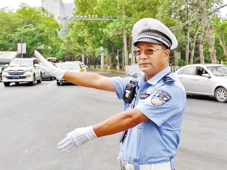 蘭州城關(guān)區(qū)交警大隊一線老交警馬驍：俯首甘為“老黃?！?>
        </a><em>蘭州城關(guān)區(qū)交警大隊一線老交警馬驍：俯首甘為“老黃?！?/em></li>
    <li><a  target=