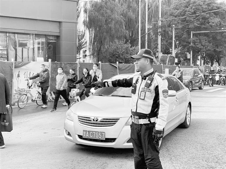 近期蘭州市區(qū)多處路段占道施工，高峰期市民請(qǐng)盡量繞行