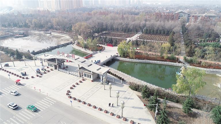 　初冬時節(jié)，臨夏市東郊公園里,楓樹、松柏、云杉等樹木色彩斑斕