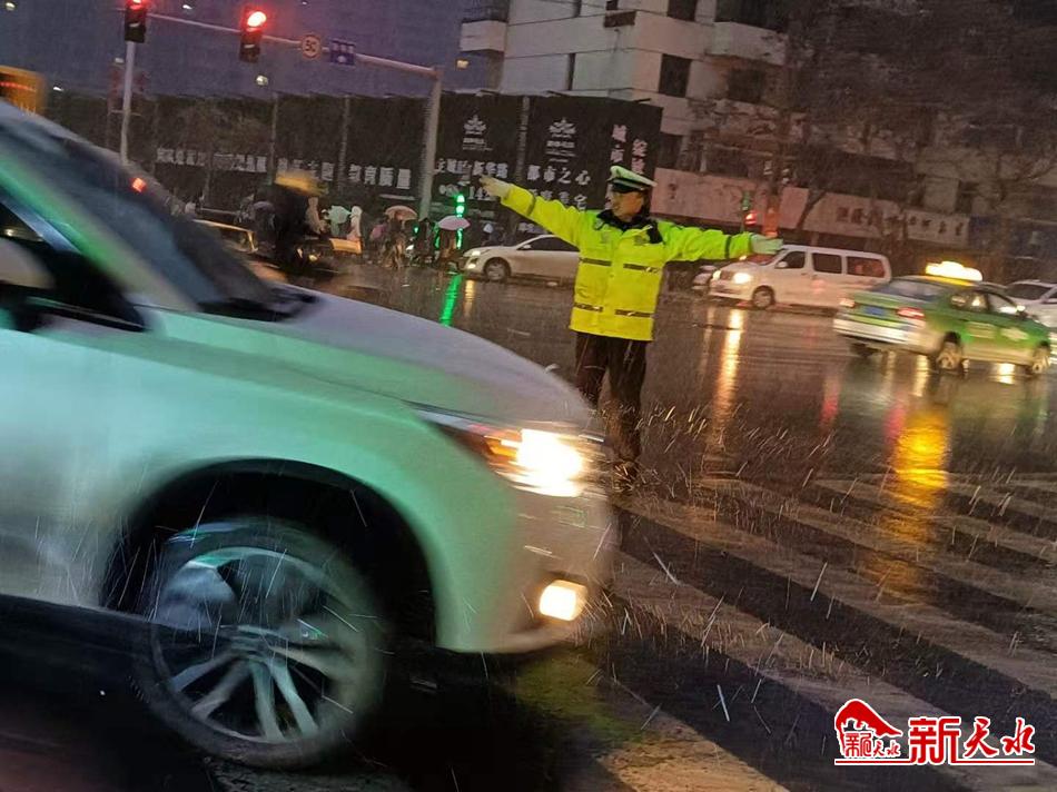 風(fēng)雪襲來(lái)，天水最美“警色”在路上！