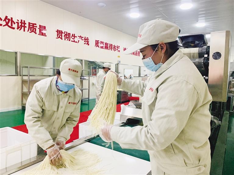 蘭州市規(guī)?；懊鏃l加工項(xiàng)目”投入運(yùn)營(yíng) 將配送到市區(qū)280多家直營(yíng)店