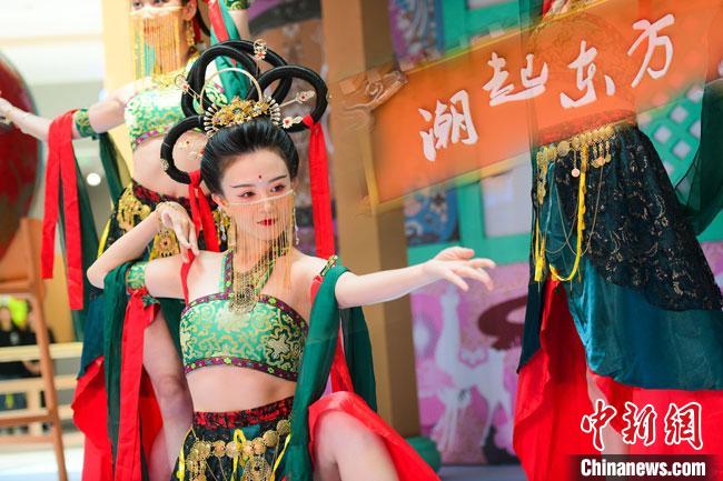 圖為今年9月5日，在重慶亮相的敦煌博物館“潮起東方”主題活動(dòng)現(xiàn)場。敦煌博物館供圖