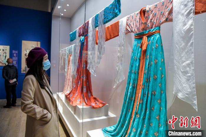 觀眾在參觀唐代服飾。　駱云飛 攝