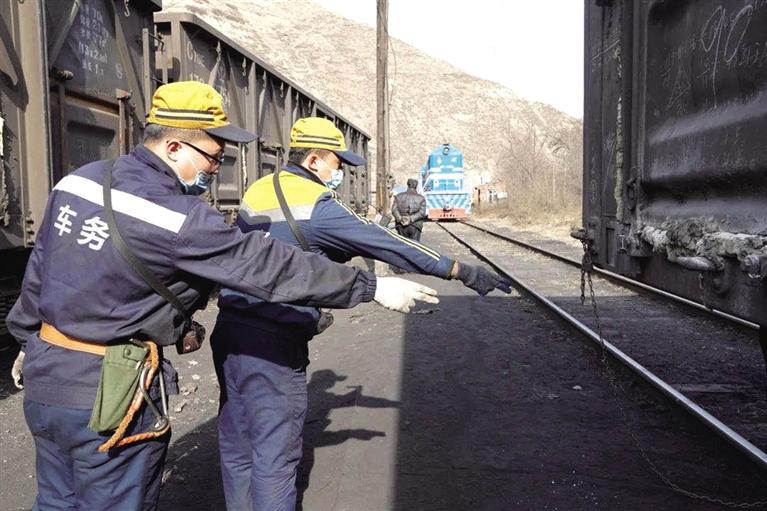【新春走基層】66年歷史的“慢火車(chē)”給蘭州送來(lái)光和熱 師徒堅(jiān)守專運(yùn)線點(diǎn)亮萬(wàn)家幸福年