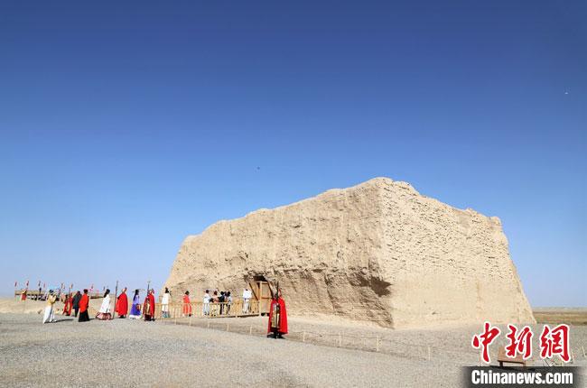 數(shù)十位身著古裝的女性通過體驗(yàn)賞漢舞、習(xí)漢禮、吟誦詩詞等中華傳統(tǒng)文化，再現(xiàn)古絲綢之路的繁華盛景。　王菁 攝