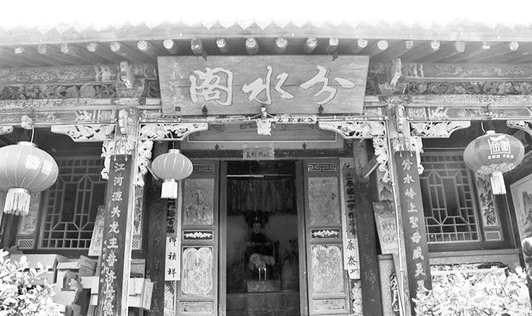 秦嶺鎮(zhèn)分水閣，一屋檐水分江河 這里可看水系奇觀，可賞連翹花海