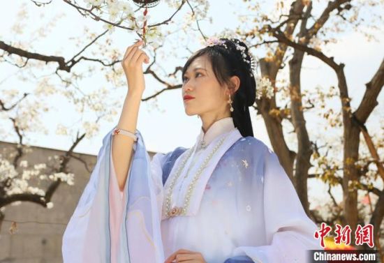 圖為蘭州青年身穿漢服在百年梨園賞景?！「哒?攝