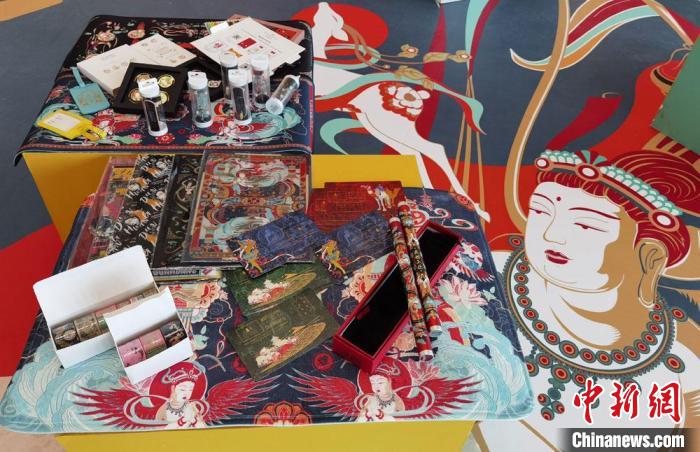60余類敦煌主題的文創(chuàng)產(chǎn)品讓人愛不釋手?！《∷?攝