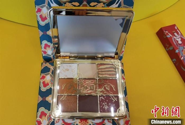 圖為取材壁畫色彩的敦煌美妝?！《∷?攝