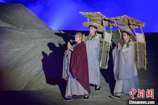 圖為演出現(xiàn)場，該劇獨創(chuàng)360度旋轉(zhuǎn)并前后移動觀眾席，顛覆傳統(tǒng)劇場舞臺表演模式。　王斌銀 攝