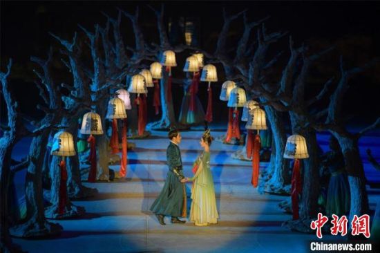 圖為全新升級《敦煌盛典》，新增戰(zhàn)馬、燈籠矩陣，以及最新聲、光、電硬件設(shè)施。　王斌銀 攝