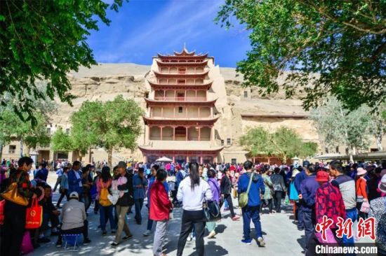 中國(guó)農(nóng)歷四月初八，敦煌民眾傳承歷史習(xí)俗，前往莫高窟燒香禮佛、祈福。(資料圖) 王斌銀 攝