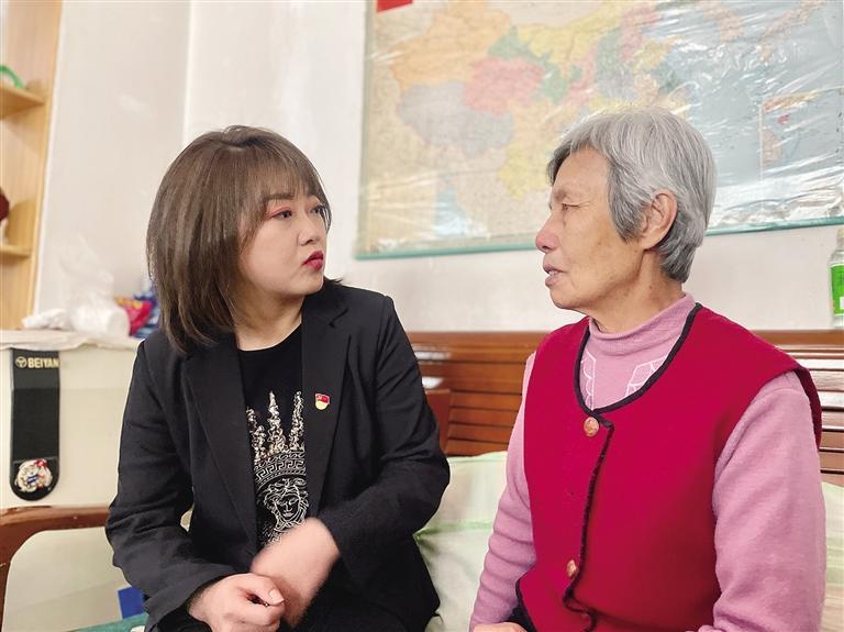 敦煌路街道任家莊街東社區(qū)黨委書記、居委會(huì)主任譚莉：我們必須成為老百姓?qǐng)?jiān)強(qiáng)的后盾