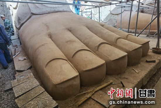 圖為中國(guó)“石窟鼻祖”天梯山石窟第13窟大佛足部與局部危巖體搶救性保護(hù)項(xiàng)目施工現(xiàn)場(chǎng)。陳曉斌 攝