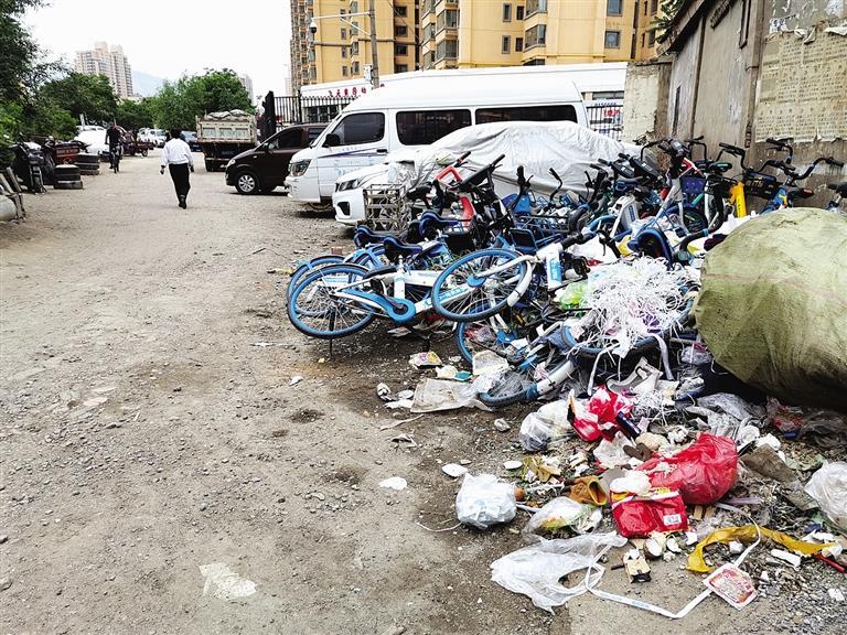 百米土路臟亂差，誰(shuí)來(lái)管？經(jīng)記者協(xié)調(diào)，社區(qū)組織志愿者進(jìn)行了清理