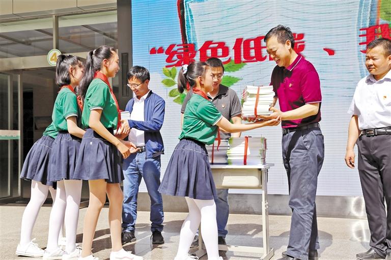 甘肅省生態(tài)環(huán)境廳開展送書進?；顒?>
        </a><em>甘肅省生態(tài)環(huán)境廳開展送書進?；顒?/em></li>
    <li><a  target=