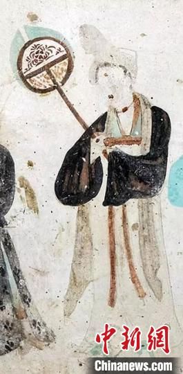 “一把小扇在手，笑對仲夏酷暑?！眻D為莫高窟第468窟《執(zhí)團扇女供養(yǎng)人》(中唐)?！《鼗脱芯吭汗﹫D