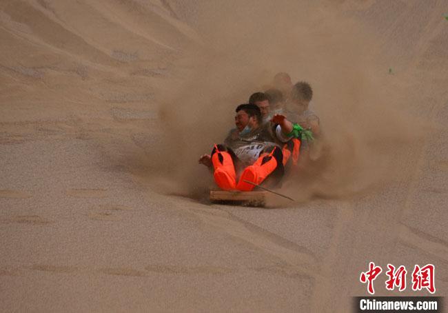 6月13日，敦煌鳴沙山月牙泉景區(qū)舉辦滑沙比賽?！●T豆 攝