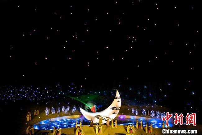 圖為大型沙漠實景演出《敦煌盛典》演出劇照。(資料圖) 敦煌市委宣傳部供圖