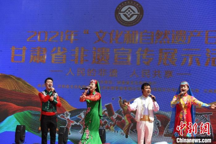 圖為甘肅臨夏回族自治州非遺傳承人演唱花兒?！钇G敏 攝