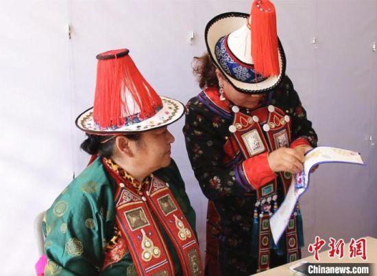 圖為用活態(tài)傳習(xí)的模式促進(jìn)裕固族非物質(zhì)文化遺產(chǎn)的保護(hù)傳承。　史靜靜 攝
