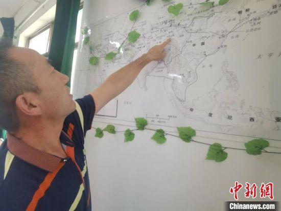 圖為甘肅省社會科學(xué)院絲綢之路研究所所長侯宗輝指出《絲綢之路古文明》課題組考察線路?！￠Z姣 攝