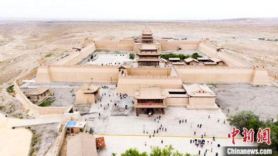 圖為7月中旬，世界文化遺產(chǎn)——嘉峪關(guān)，它是中國明代萬里長城的西端起點(diǎn)?！「哒埂z