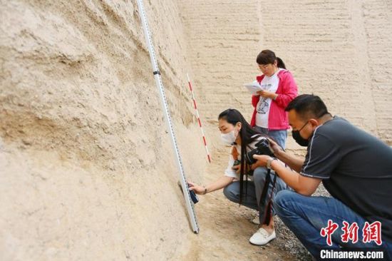 科技保護(hù)讓長城價(jià)值的真實(shí)性和完整性得到有效延續(xù)和傳承。圖為文物工作者正在測量關(guān)城的相關(guān)數(shù)據(jù)?！「哒?攝