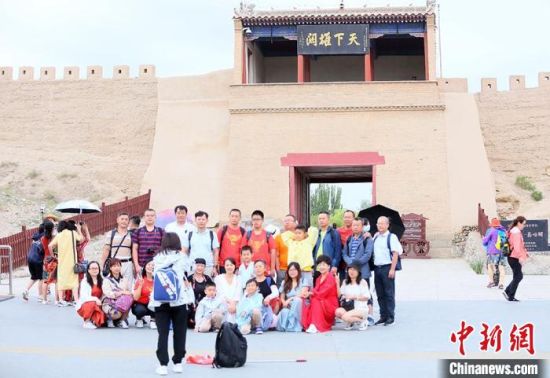 歷經(jīng)數(shù)十載保護(hù)修繕的古老關(guān)城得以延年益壽，成為了海內(nèi)外游客“絲路游”的必經(jīng)打卡地?！「哒?攝