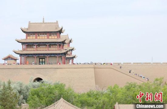 歷經(jīng)數(shù)十載保護(hù)修繕的古老關(guān)城得以延年益壽，成為了海內(nèi)外游客“絲路游”的必經(jīng)打卡地?！「哒?攝